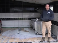 VODA DOŠLA DO GRLA: Mljekari su na koljenima, pogledajte prizore sa bh. farme...