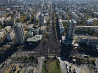 DESETINE HILJADA LJUDI KOD ŽELJEZNIČKE STANICE U NOVOM SADU: 16 minuta tišine za 16 nastradalih (FOTO)