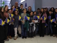 PORUKE LJUBAVI I PONOSA:  Djeca Novog Sarajeva čestitala Dan državnosti BiH