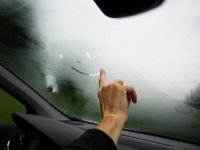 ZAMAGLJENO VJETROBRANSKO STAKLO JE NOĆNA MORA SVIH VOZAČA: Instruktorica vožnje objasnila kako da riješite problem - ključna je ova opcija