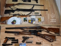 U KUĆI OTKRIVEN ARSENAL ILEGALNOG ORUŽJA: Krio i više od 550 tableta sa liste opijata