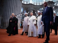 ZNAK POŠTOVANJA: Papa Lav skinuo cipele pred ulazak u džamiju, pogledajte taj prizor (VIDEO)