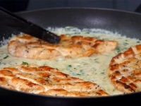 MIRISI I OKUSI KOJIMA NE MOŽETE ODOLJETI: Danas za ručak pravimo piletinu u umaku od bijelog luka… (VIDEO)