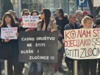 GRAĐANI PROTESTVOVALI U TUZLI: Traže odgovornost za požar u Domu penzionera i pedofile