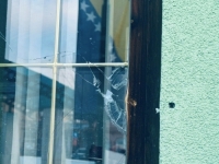 BURNO JUTRO: Nekoliko metaka u pucnjavi u Kalesiji završilo u fasadi škole i... (FOTO)