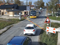 IGNORISALA SVJETLOSNU I ZVUČNU SIGNALIZACIJU: Žena autom polomila rampu na pružnom prijelazu u Modriči (VIDEO)