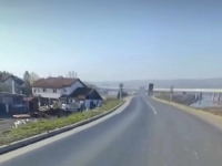 NEVJEROVATAN PRIZOR NA AUTOPUTU U BiH: Vozio kamion s podignutom prikolicom a onda je uslijedilo najgore (VIDEO)