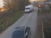 IGNORISAO RAMPU I SVJETLOSNU SIGNALIZACIJU: Pogledajte opasan prelazak preko pruge kod Modriče (VIDEO)