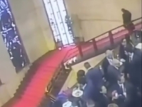 SNIMAK VRIJEDAN GLEDANJA: Političar sa Sardinije se sapleo silazeći niz stepenice i glavom razbio vitražno staklo neprocjenjive vrijednosti (VIDEO)