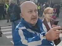 BORAC ARBIH TOKOM PROTESTA U TUZLI PSOVAO RAMI ISAKU MAJKU: 'Dvoje djece sam izgubio...'(VIDEO)