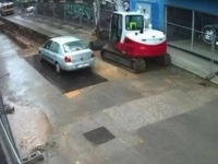 OBAVLJEN VIDEO INCIDENTA SA GRADILIŠTA: Vozač uletio pravo u rupu (VIDEO)