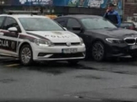 BAHATOST U SARAJEVU: BMW-om blokirao tramvajski saobraćaj na Marijin Dvoru zbog odlaska u džamiju