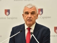 NIJAZ SKENDERAGIĆ POVODOM 25. NOVEMBRA: 'Evo četrdeset godina ti temelji se udaraju, ali izdržavaju...' (VIDEO)