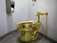 KAKVA LUDOST: Zlatni WC na aukciji prodan za 12 miliona dolara