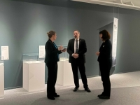 'SLUŠAJ & PODIJELI': Ambasador Šošić posjetio gostujuću izložbu Muzeja ratnog djetinjstva u Linköpingu (FOTO)