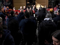 SRAMOTNE SCENE IZ CENTRA ZAGREBA: Hrvatski ekstremisti ispred Srpskog narodnog vijeća u Zagrebu puštali Tompsona