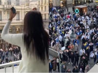 BH. NAVIJAČI PJEVALI DJEVOJCI NA BALKONU 'IZAĐI MALA': Njena reakcija nasmijala sve (VIDEO)