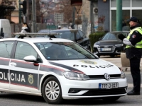 PRIJATELJI I POZNANICI SE OPRAŠTAJU OD STRADALOG: Cazin zavijen u crno, u saobraćajnoj nesreći stradao muškarac