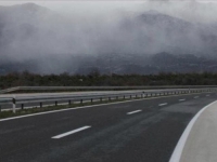 STANJE NA CESTAMA: Snijeg, kiša, vjetar, magla, odroni, klizišta, radovi, zadržavanja, registracije, zabrane, pa je savjet samo jedan...