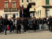 BURNO U SUSJEDSTVU: Torcidaši stigli na Rivu uz neslužbenu himnu HDZ-a (VIDEO)