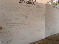 TUZLACI IZAŠLI NA PROTESTE, POSTAVLJEN ZID KRIKA:  'Dole Vlada'; 'Šta bi uradili da su vaša djeca?'