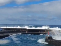 ŠOKANTNI PRIZORI IZ TURISTIČKOG RAJA: Ogromni valovi zapljusnuli obalu, ima mrtvih...
