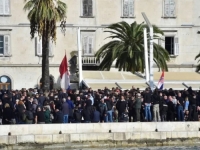 HIT NA INTERNETU: Procurila fotografija sa splitske Rive, desničarski demonstranti traže...
