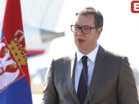 ALEKSANDAR VUČIĆ POZVAO OKUPLJENE ISPRED SKUPŠTINE: Ne vrijeđajte Dijanu Hrku