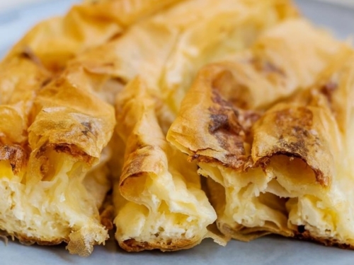 HRSKAVA TEKSTURA I PRIMAMLJIV IZGLED: Superbrza pita koju možemo napraviti još večeras - ne traži nikakvo iskustvo