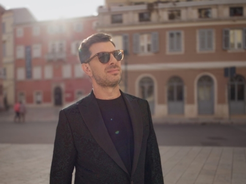 U ZAGREBU JE VEĆ DUGO JEDAN OD NAJTRAŽENIJIH IZVOĐAČA ZA ZABAVE I PROSLAVE: Tuzlak Damir Majdančić brzo će...