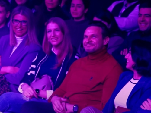 POZNATI KOMIČAR PROZVAO ENISA BEŠLAGIĆA NA SVOM NASTUPU: Evo šta mu je glumac odgovorio