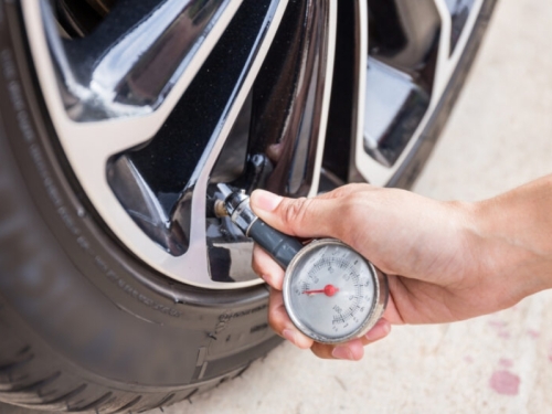 JESEN I ZIMA ZAHTIJEVAJU DRUGAČIJA PRAVILA: Na koliko bara treba napuhati gume?