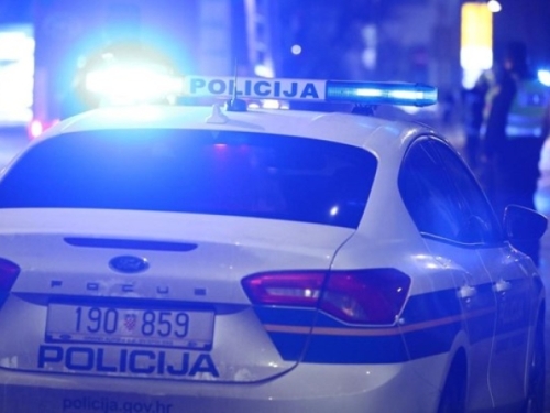 INCIDENT U SPLITU: Pedeset maskiranih mladića upalo na Dane srpske kulture i prekinulo program