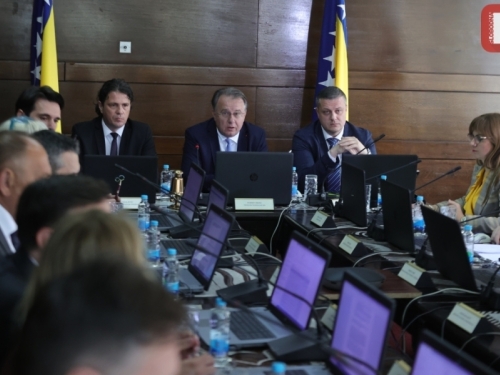 NA POČETKU DANAŠNJE SJEDNICE: Vlada FBiH uputila saučešće povodom sinoćnjeg ubistva u Mostaru