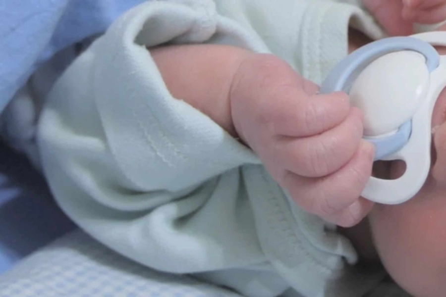 SLOMILA BEBI REBRA, GLAVU I NOGU: Majka brutalno zlostavljala dijete od rođenja, ostalo je TRAJNI INVALID!