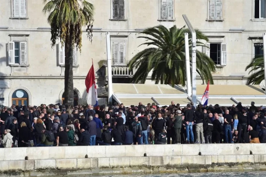 HIT NA INTERNETU: Procurila fotografija sa splitske Rive, desničarski demonstranti traže...