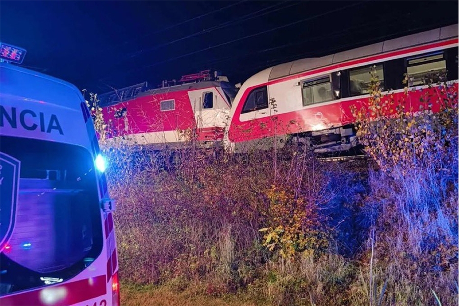 UŽASNI PRIZORI S LICA MJESTA: U sudaru vozova na desetine ozlijeđenih, prebačeni su u bolnicu...