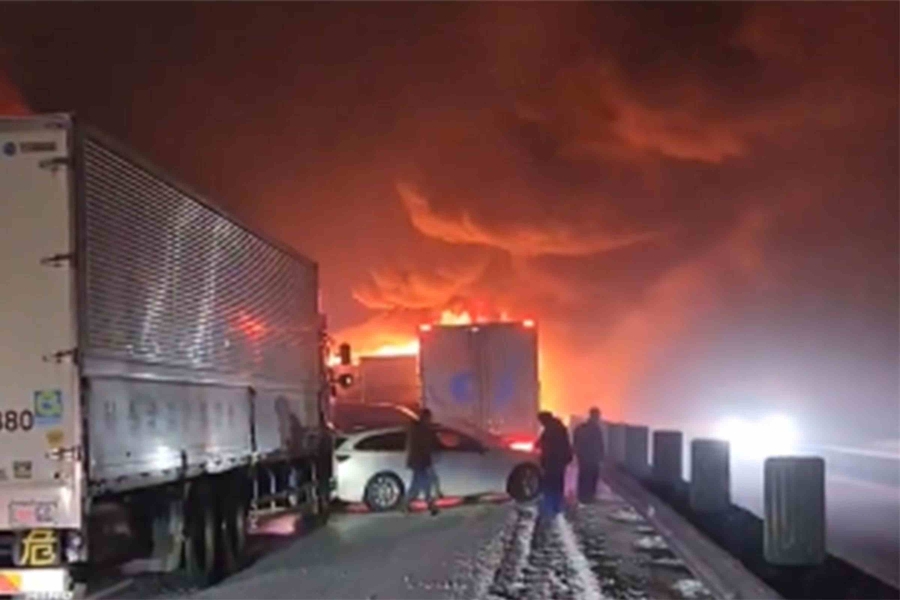STRAVIČNA NESREĆA NA AUTOPUTU: Više od 50 vozila u lančanom sudaru, više mrtvih i povrijeđenih... (VIDEO)