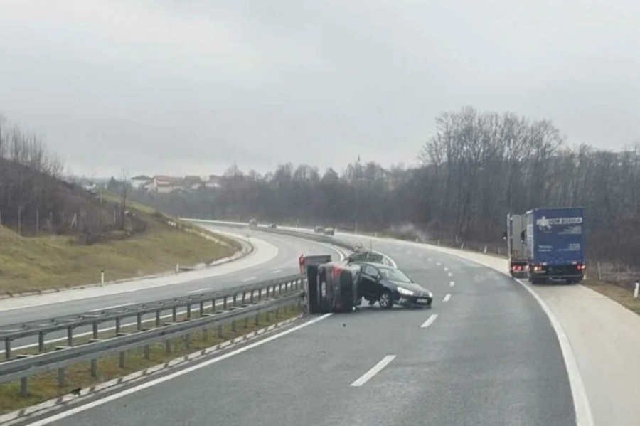 KAKO JE OVO MOGUĆE: Saobraćajna nesreća u BiH, pogledajte gdje je završilo ovo vozilo (VIDEO)