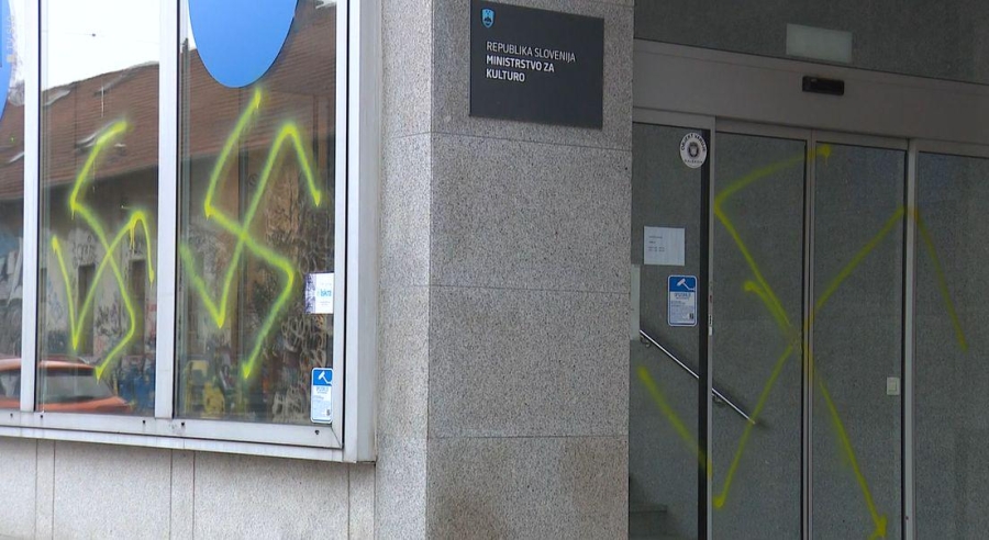 SVE VIŠE NETRPELJIVOSTI: Pokrenut postupak protiv muškarca koji je na zgradi Ministarstva kulture iscrtao svastike
