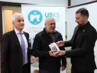 'SB' NA LICU MJESTA: Ministar Delić uručio telefone slijepim osoba u KS, za njih ključno pomagalo (FOTO)