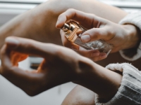 UKOLIKO STE OSJETLJIVI NA JAKE PARFEME, IMAMO RJEŠENJE: Pronašli smo savršene mirise za žene od kojih vas neće boliti glava