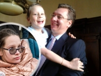 TEŠKO BOLESNA DJEVOJČICA RAZOTKRILA VUČIĆEVE LAŽI: Kao dijete ju je držao u naručju, a sad protestuje protiv njega