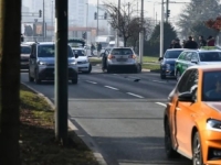 VOZAČ NAPRAVIO HAOS U SARAJEVU: Vozio u suprotnom smjeru pa se popeo na trotoar, pješaci bježali na sve strane