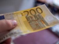 VRATIO ŽENI DUG U LAŽNIM EURIMA: Ona ih je trošila u prodavnicama, oboje su uhapšeni