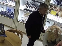 DRSKA KRAĐA NA BAŠČARŠIJI: Dok se radnica saginjala, on joj ukrao zlato iznad glave! (VIDEO)