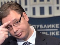 VUČIĆEV CIRKUS U RUMI: Narod ne vjeruje šta vidi – predsjednik Srbije 'insistira' da plati, ali samo ako neko drugi izvadi novac (VIDEO)