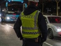 NEVJEROVATAN INCIDENT: Vozačica bez dozvole vršila nuždu na asfaltu i napala policiju