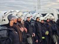 KOLAPS U GLAVNOM GRADU: Građani blokirali put ka aerodromu, policija pretresa kuće i vozila