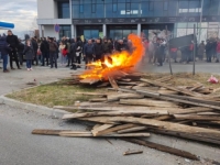 DRAMA U SUSJEDSTVU BiH: Dijelove glavnog grada čuva policija, prilazi blokirani, građani opet na ulicama